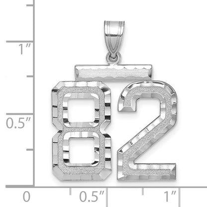 14k Weißgold großer gebürsteter Charm mit Diamantschliff „Zahl 82“