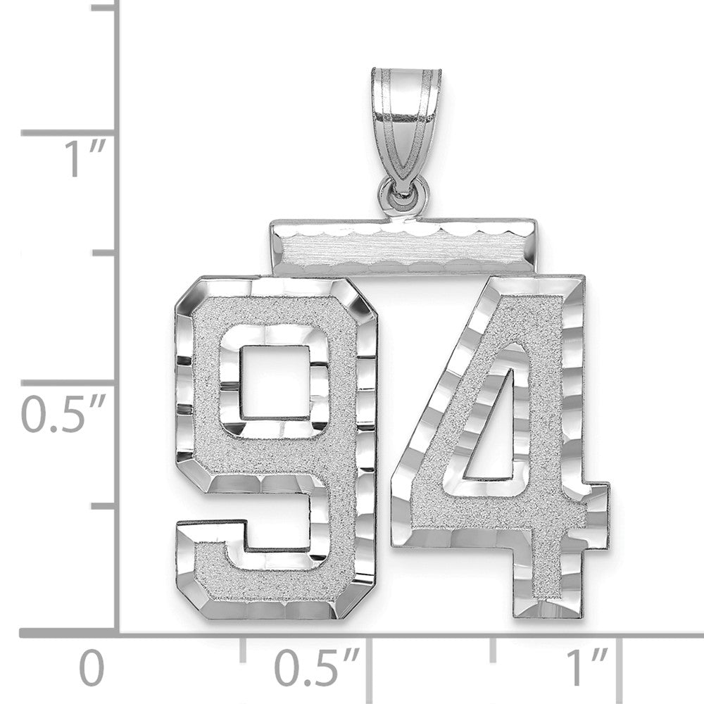 14K Weißgold großer gebürsteter Zahl-94-Charm mit Diamantschliff