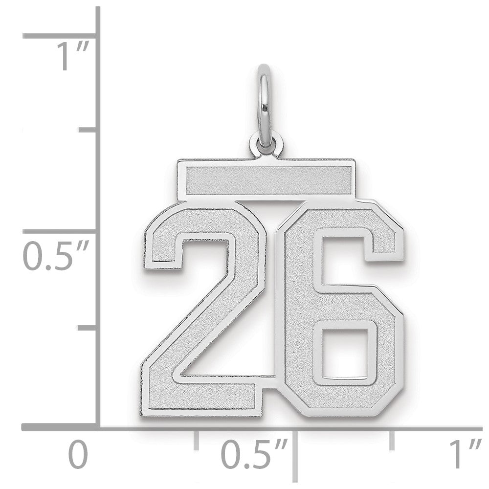 14K Weißgold Charm „Zahl 26“ mit satinierter Oberfläche, mittelgroß