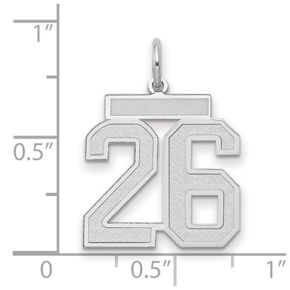 14K Weißgold Charm „Zahl 26“ mit satinierter Oberfläche, mittelgroß