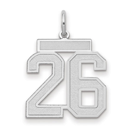14K Weißgold Charm „Zahl 26“ mit satinierter Oberfläche, mittelgroß