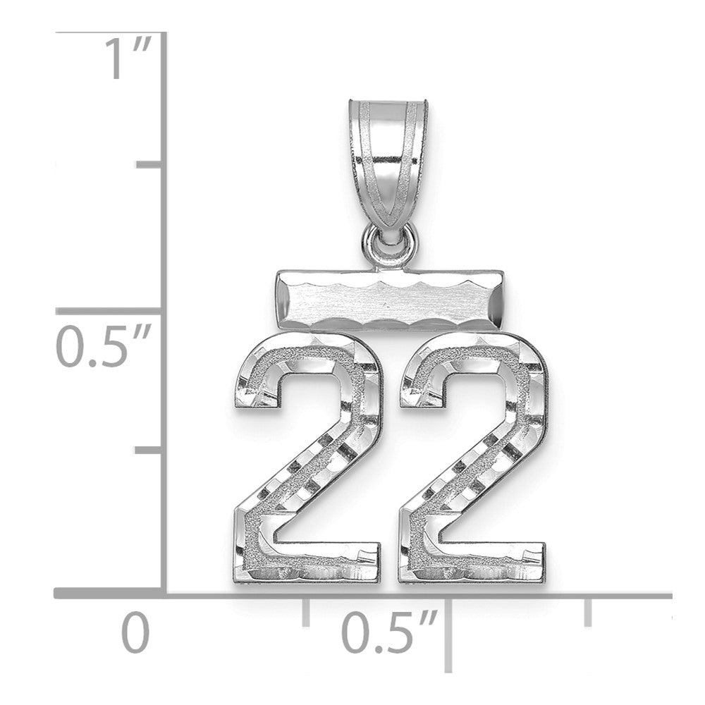 14K Weißgold kleiner gebürsteter Charm mit Diamantschliff „Zahl 22“