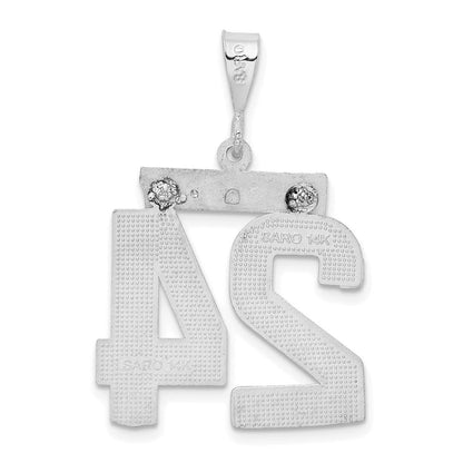 14K Weißgold kleiner gebürsteter Diamantschliff-Charm „Zahl 24“