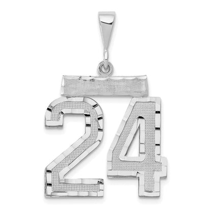 14K Weißgold kleiner gebürsteter Diamantschliff-Charm „Zahl 24“
