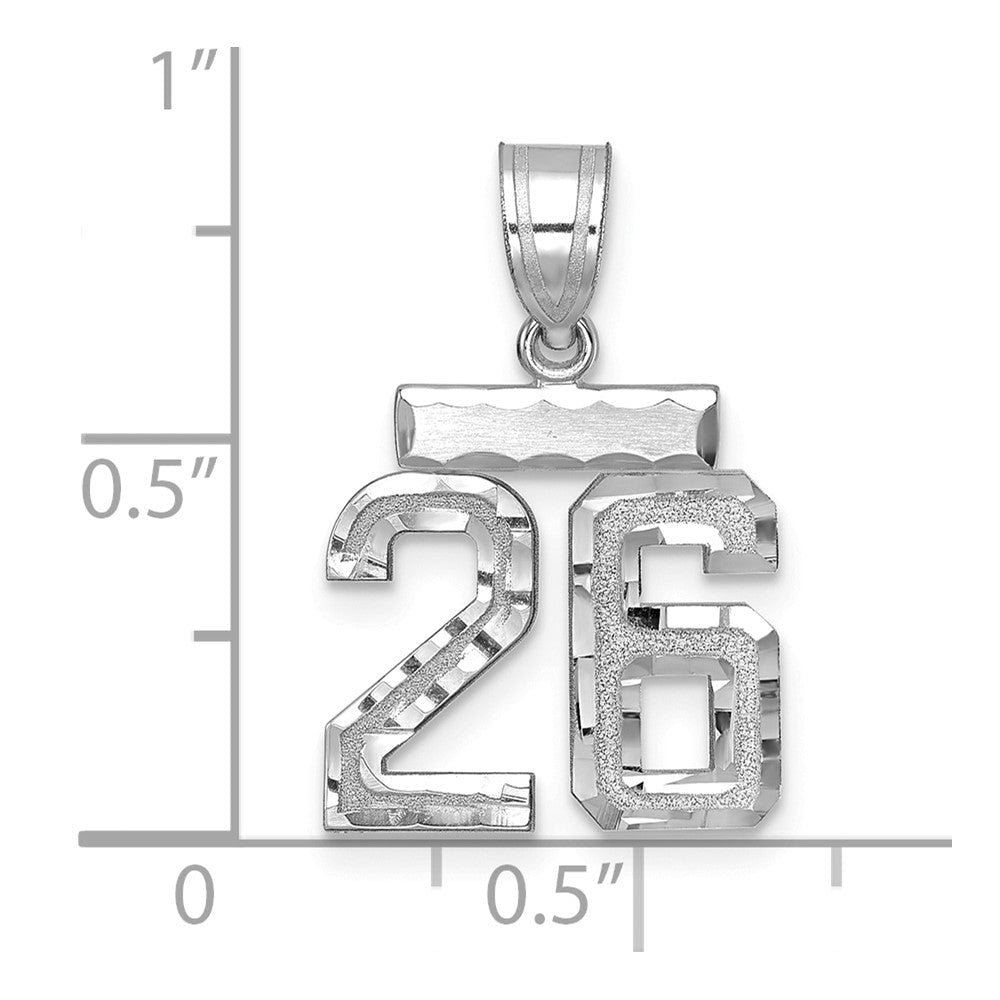 14K Weißgold Kleiner Gebürsteter Diamantgeschliffener Charm „Zahl 26“