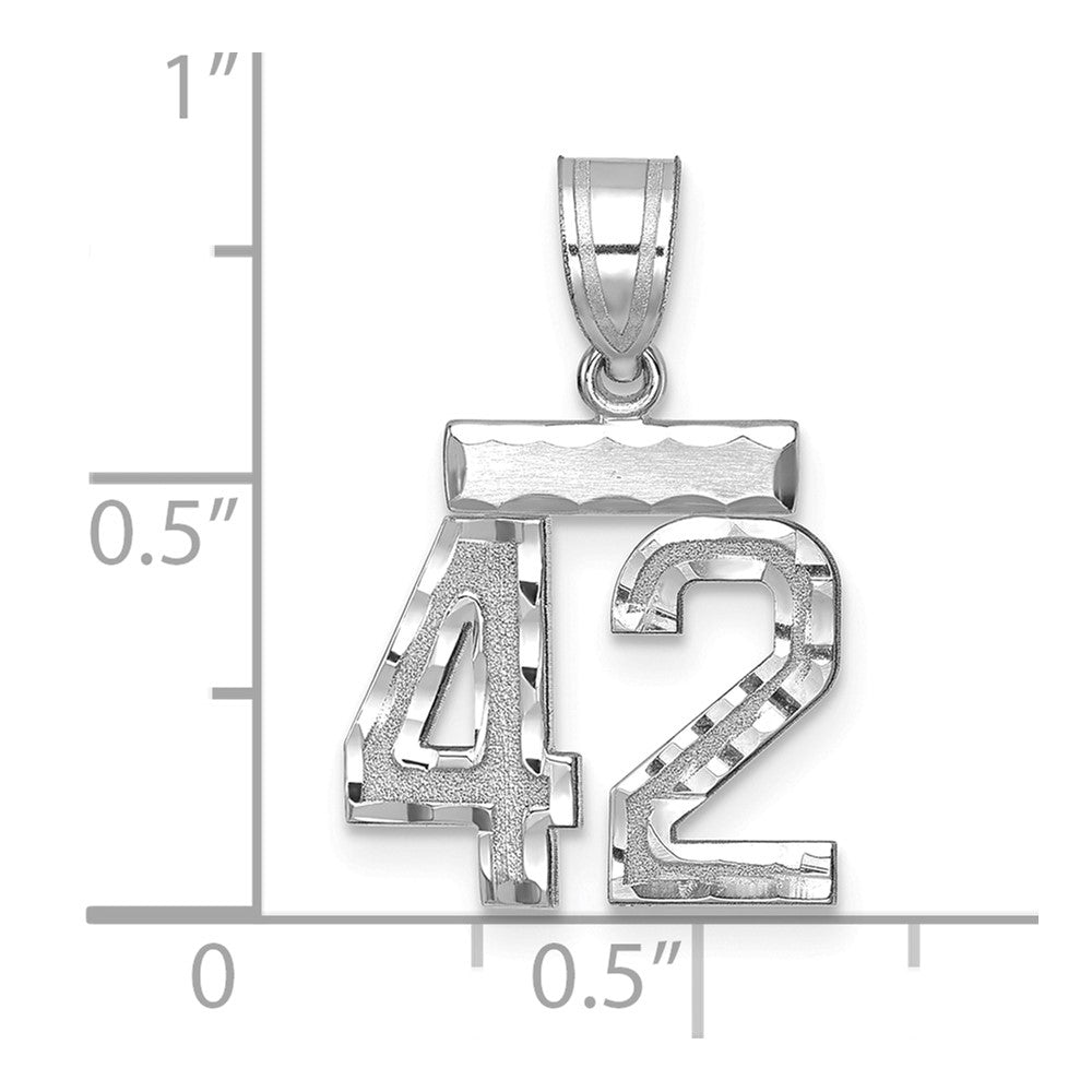 14K Weißgold kleiner gebürsteter Charm mit Diamantschliff „Zahl 42“