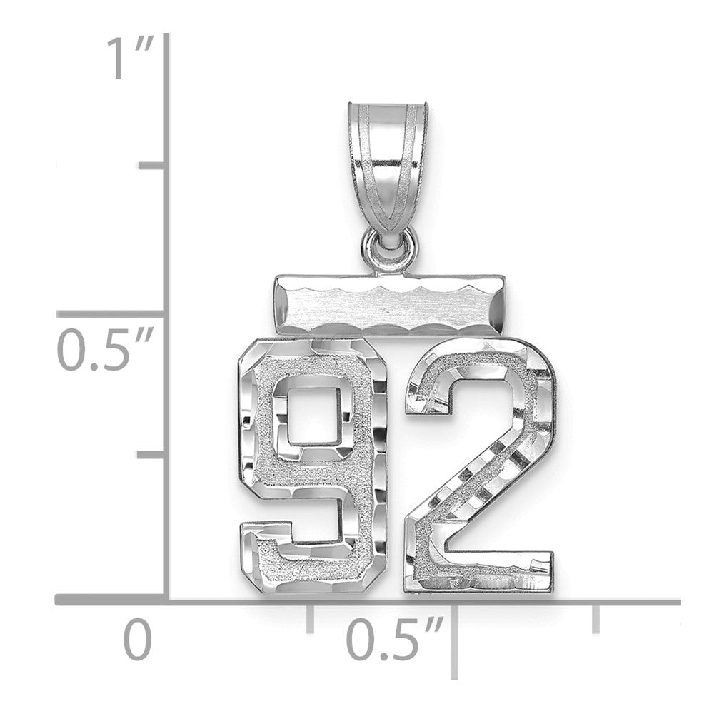 14K Weißgold kleiner gebürsteter Charm mit Diamantschliff, Zahl 92