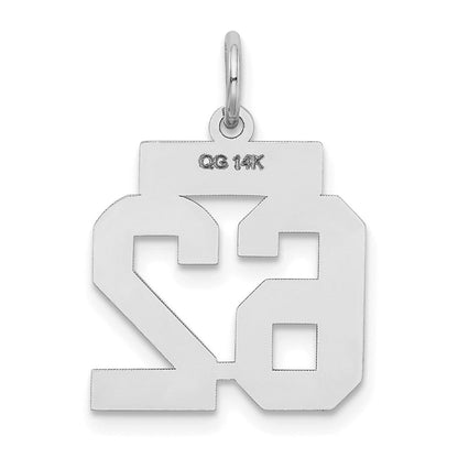 14K Weißgold kleiner satinierter Charm „Zahl 62“