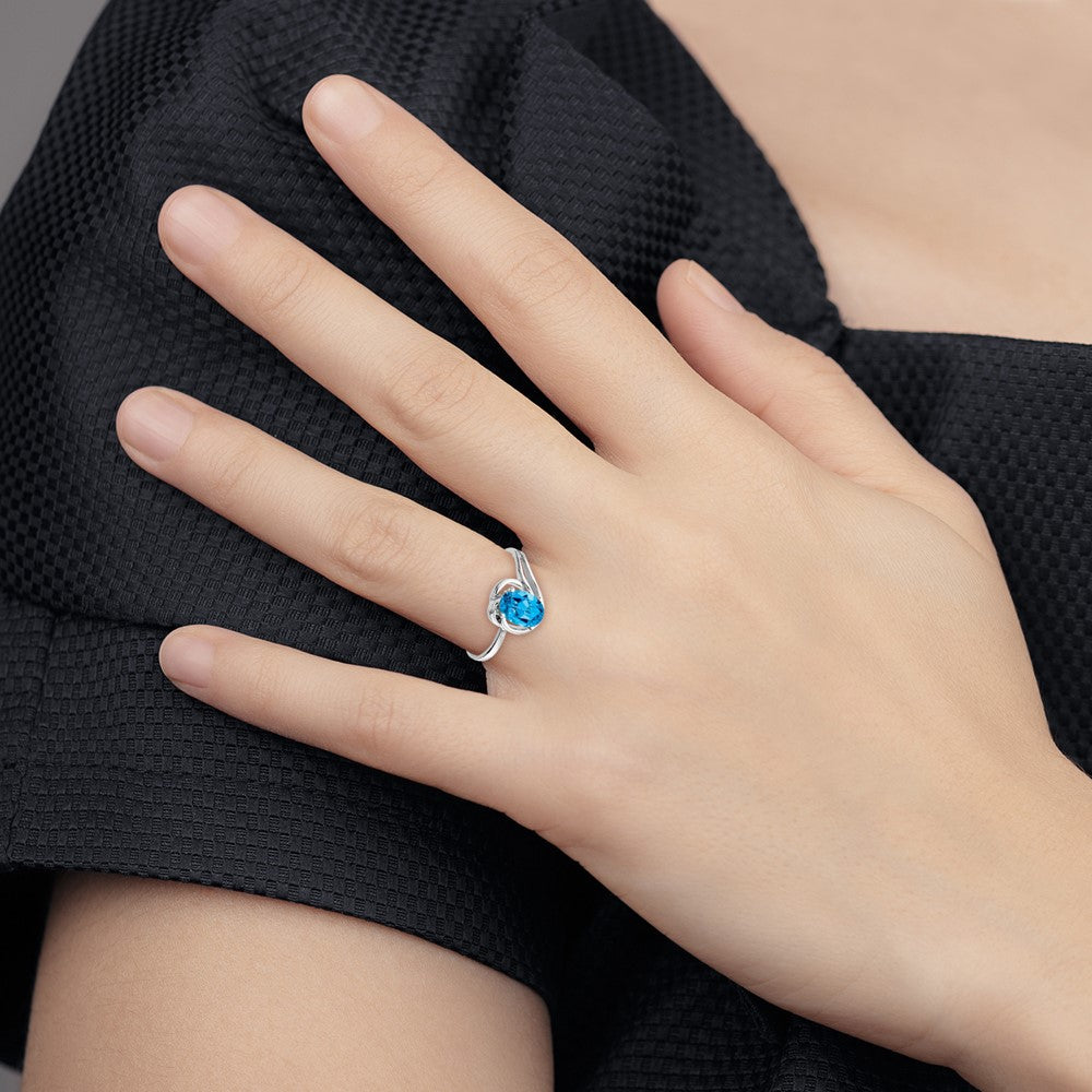 14K Weißgold Ring mit ovalem Blautopas im Schachbrettschliff, 7 x 5 mm