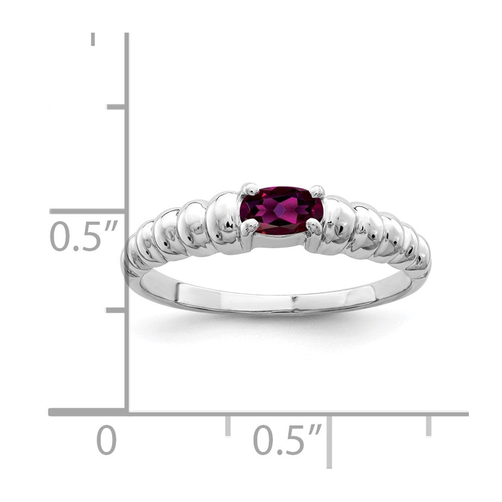 Massivring aus 14K Weißgold mit 5x3mm ovalem simuliertem Rhodolith-Granat