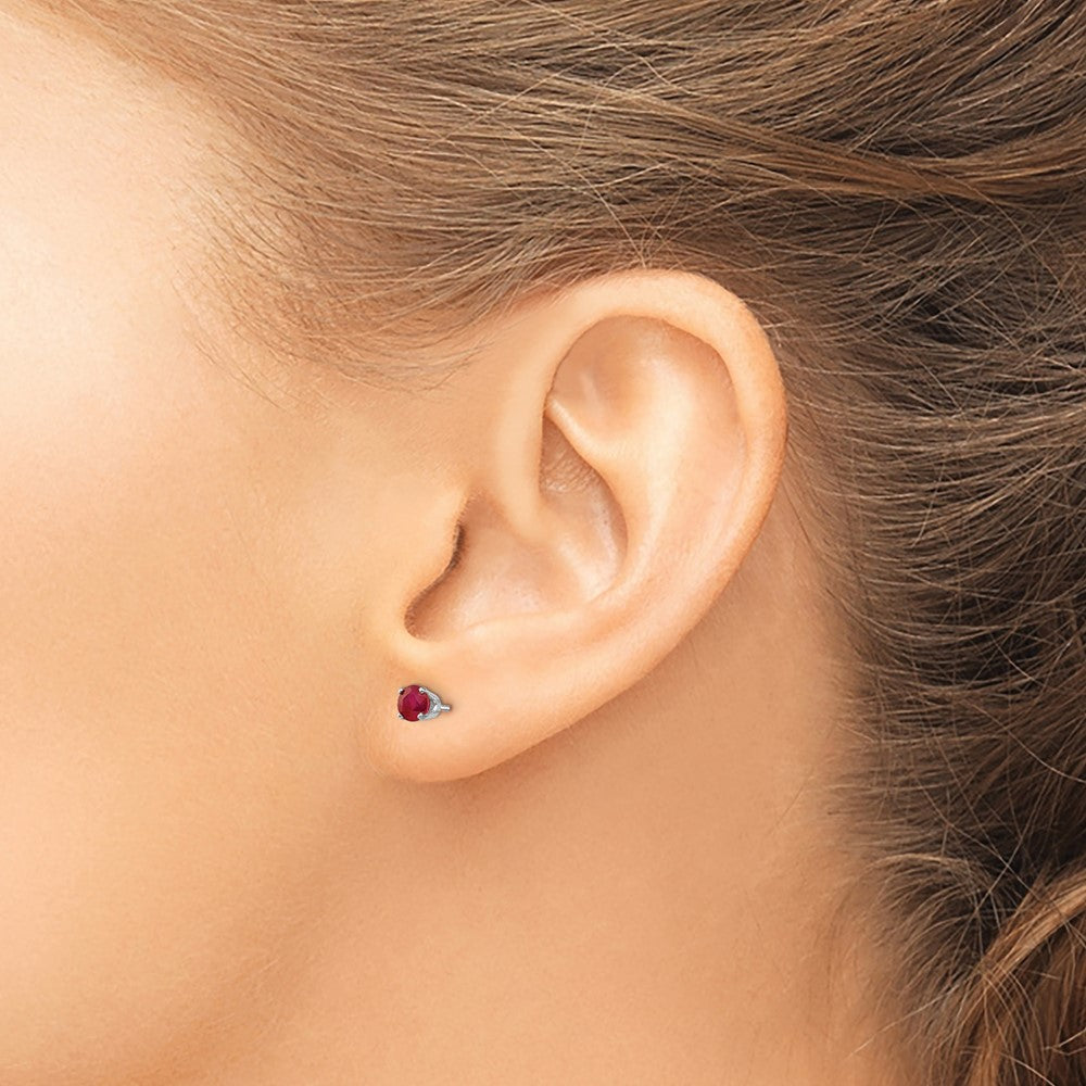 14K Weißgold Rubin-Ohrstecker, 4 mm