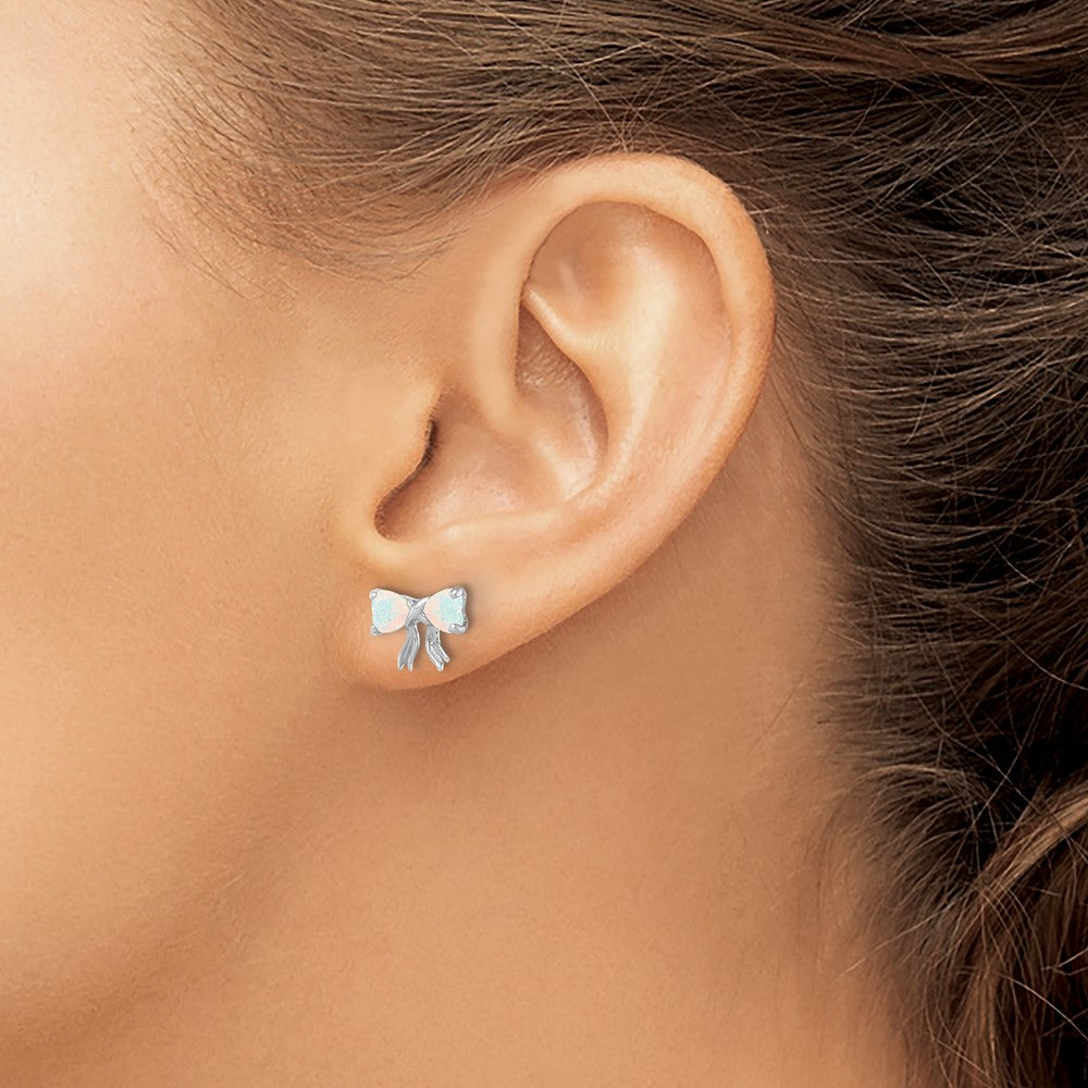 14K Weißgold Ohrstecker mit poliertem Fliegen-Design und synthetischem Opal