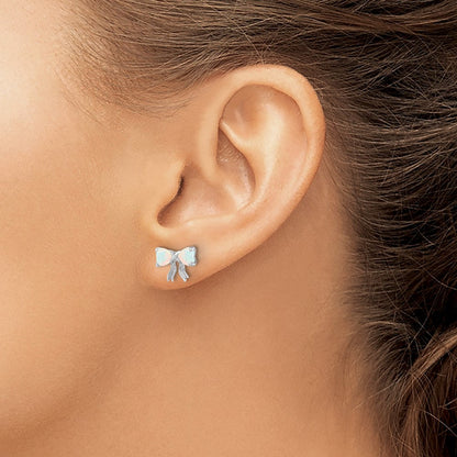 14K Weißgold Ohrstecker mit poliertem Fliegen-Design und synthetischem Opal