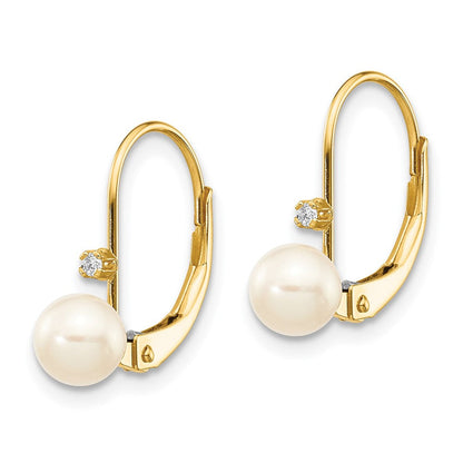 14K Ohrringe mit Leverback-Verschluss, 5–6 mm runden Zuchtperlen und 0,02 ct. Diamanten
