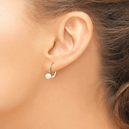 14K Ohrringe mit Leverback-Verschluss, 5–6 mm runden Zuchtperlen und 0,02 ct. Diamanten