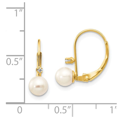 14K Ohrringe mit Leverback-Verschluss, 5–6 mm runden Zuchtperlen und 0,02 ct. Diamanten