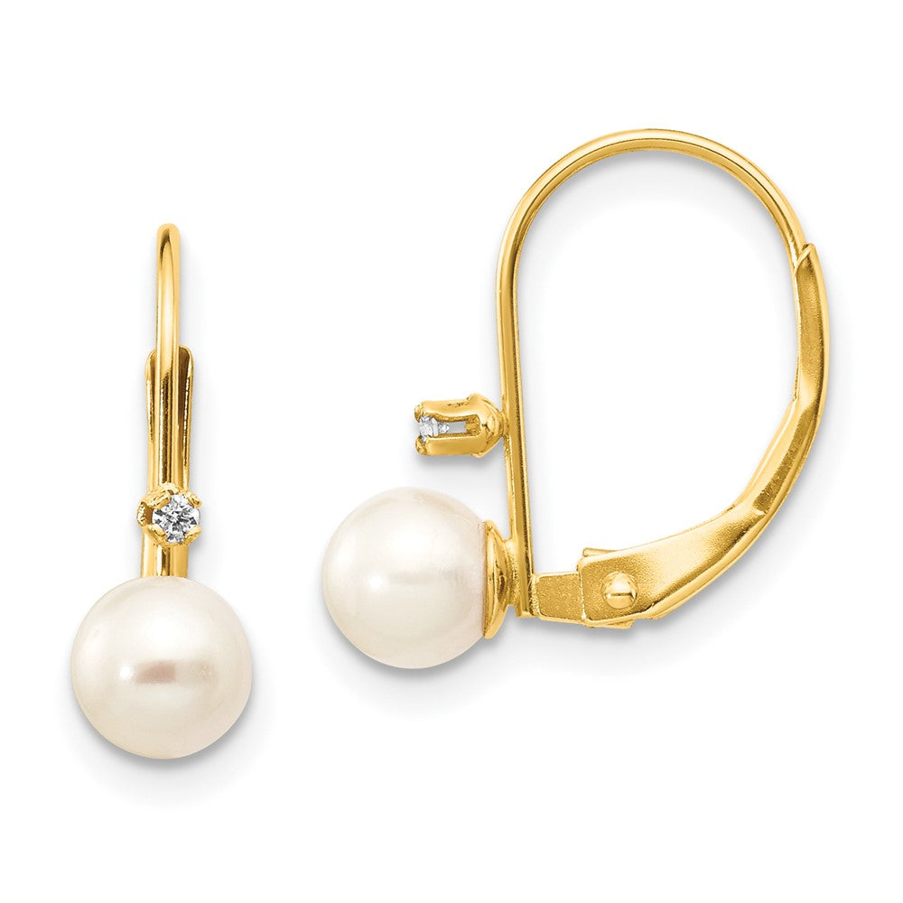 14K Ohrringe mit Leverback-Verschluss, 5–6 mm runden Zuchtperlen und 0,02 ct. Diamanten