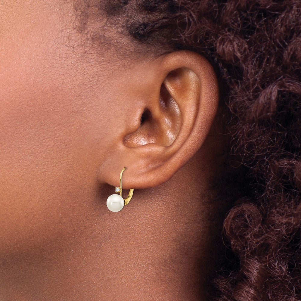 14K Ohrringe mit 6–7 mm runden Süßwasser-Zuchtperlen und 0,06 ct. Diamanten