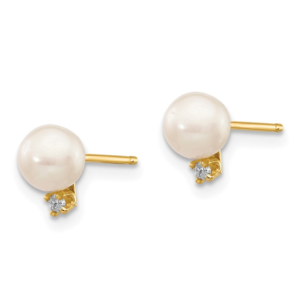 14K Gelbgold Ohrstecker mit 5-6 mm weißen runden Süßwasser-Zuchtperlen und 0,02 ct. Diamanten