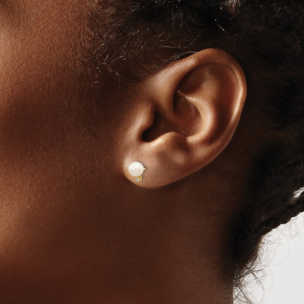 14K Gelbgold Ohrstecker mit 5-6 mm weißen runden Süßwasser-Zuchtperlen und 0,02 ct. Diamanten