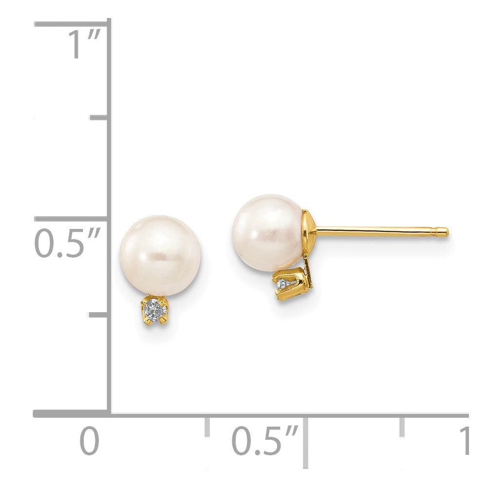 14K Gelbgold Ohrstecker mit 5-6 mm weißen runden Süßwasser-Zuchtperlen und 0,02 ct. Diamanten