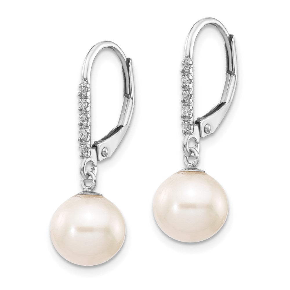 14 Karat Weißgold Ohrringe mit Ohrbrisur, 8-9 mm runden FWC-Perlen und 0,05 ct. Diamanten