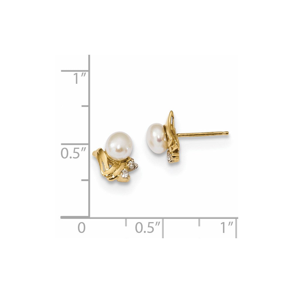 Ohrstecker aus 14K Gold mit Diamanten und weißen Knopf-Süßwasserzuchtperlen, 5–6 mm