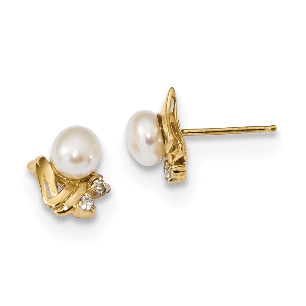 Ohrstecker aus 14K Gold mit Diamanten und weißen Knopf-Süßwasserzuchtperlen, 5–6 mm