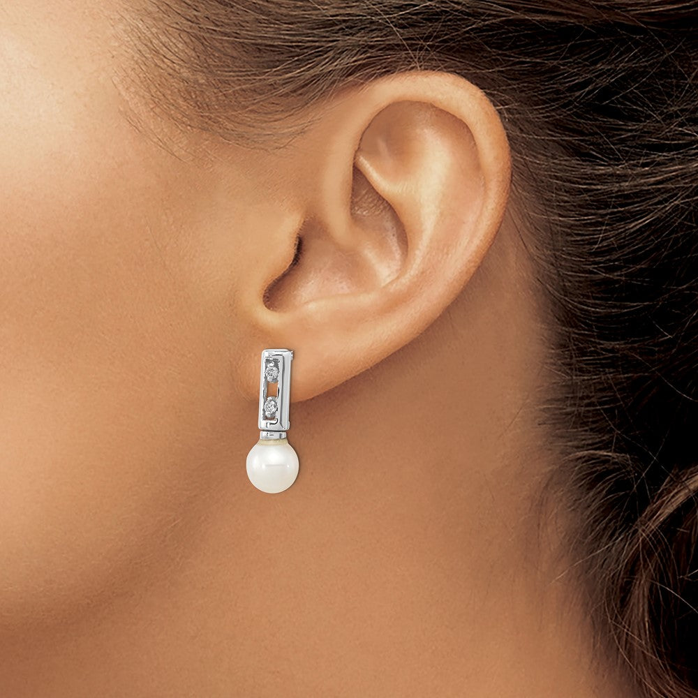 14K Weißgold Ohrstecker mit weißen runden 3-4 mm Süßwasser-Zuchtperlen und 0,02 ct. Diamanten