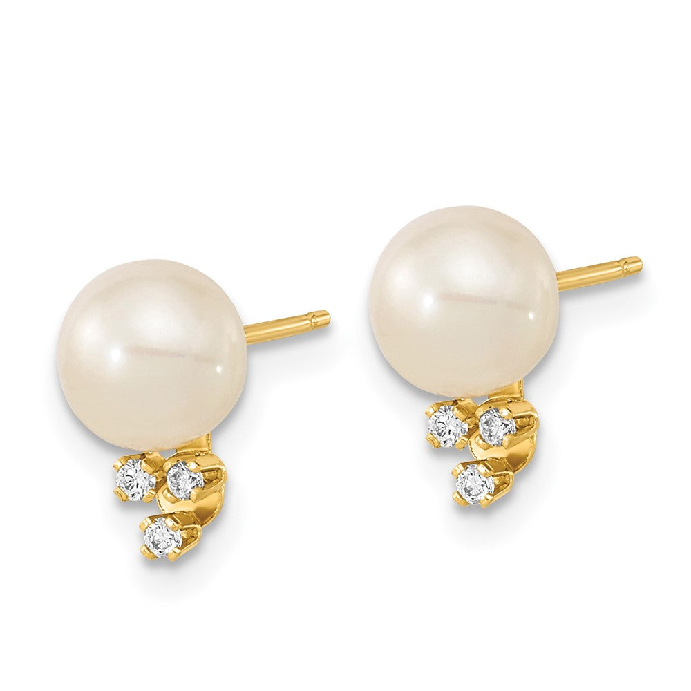 14K Gelbgold Ohrstecker mit runden weißen Süßwasser-Zuchtperlen 6-7 mm und Diamanten 0,06 ct