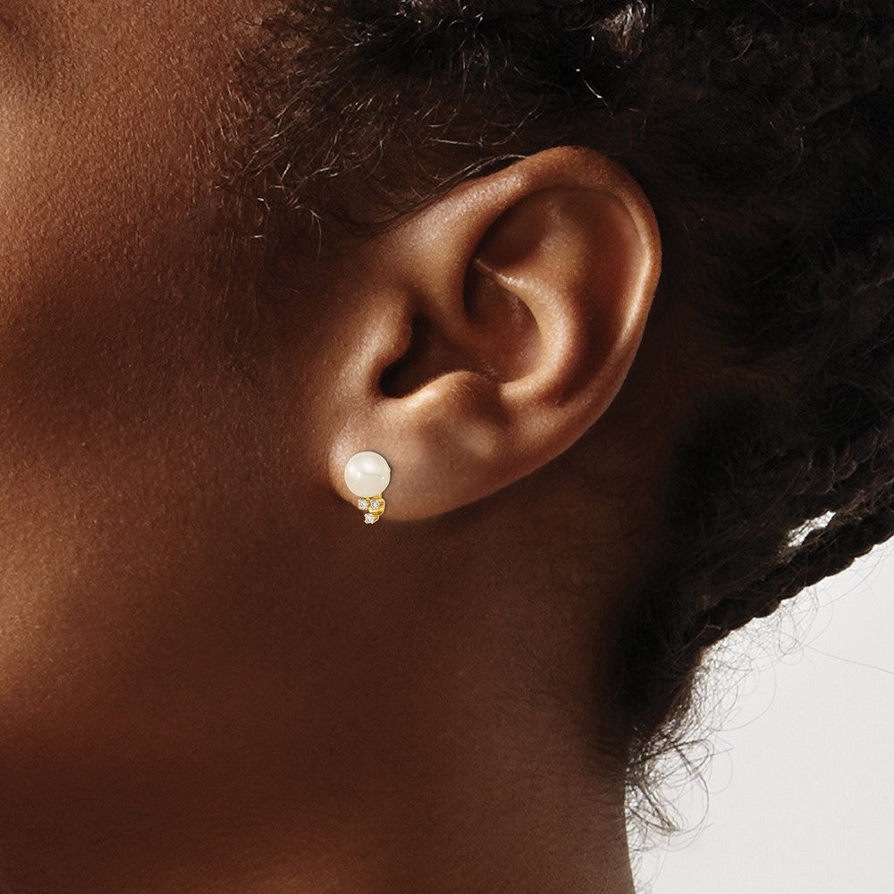 14K Gelbgold Ohrstecker mit runden weißen Süßwasser-Zuchtperlen 6-7 mm und Diamanten 0,06 ct