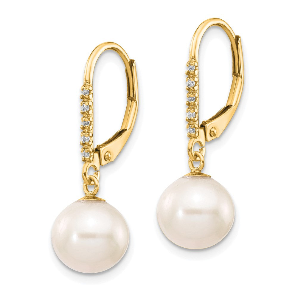 14K Gelbgold Ohrringe mit 8-9 mm weißen runden FWC-Perlen und 0,05 ct. Diamant