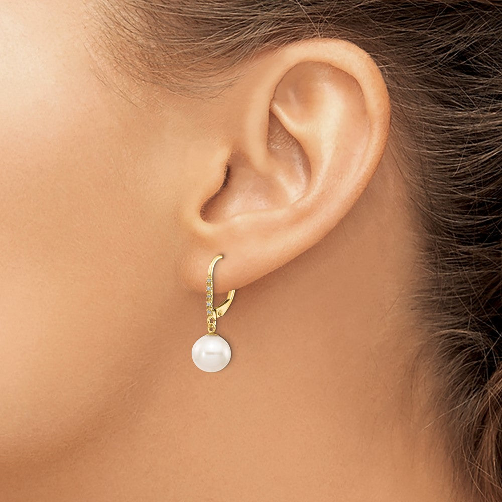 14K Gelbgold Ohrringe mit 8-9 mm weißen runden FWC-Perlen und 0,05 ct. Diamant