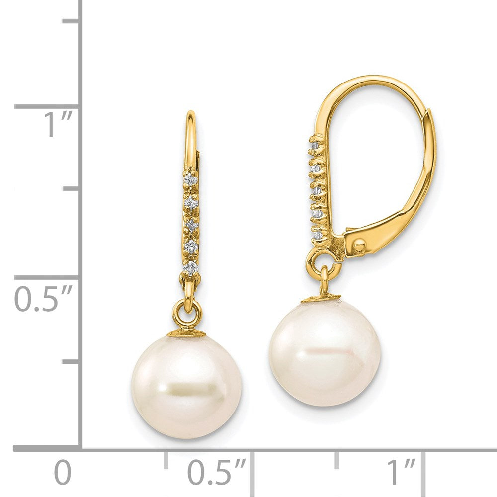 14K Gelbgold Ohrringe mit 8-9 mm weißen runden FWC-Perlen und 0,05 ct. Diamant