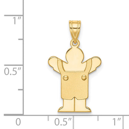 14K Gelbgold massiver satinierter gravierbarer Charm „Junge mit Latzhose“
