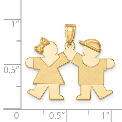14 Karat Gelbgold Massiver Gravierbarer Kleiner Charm mit Mädchen links und Junge rechts