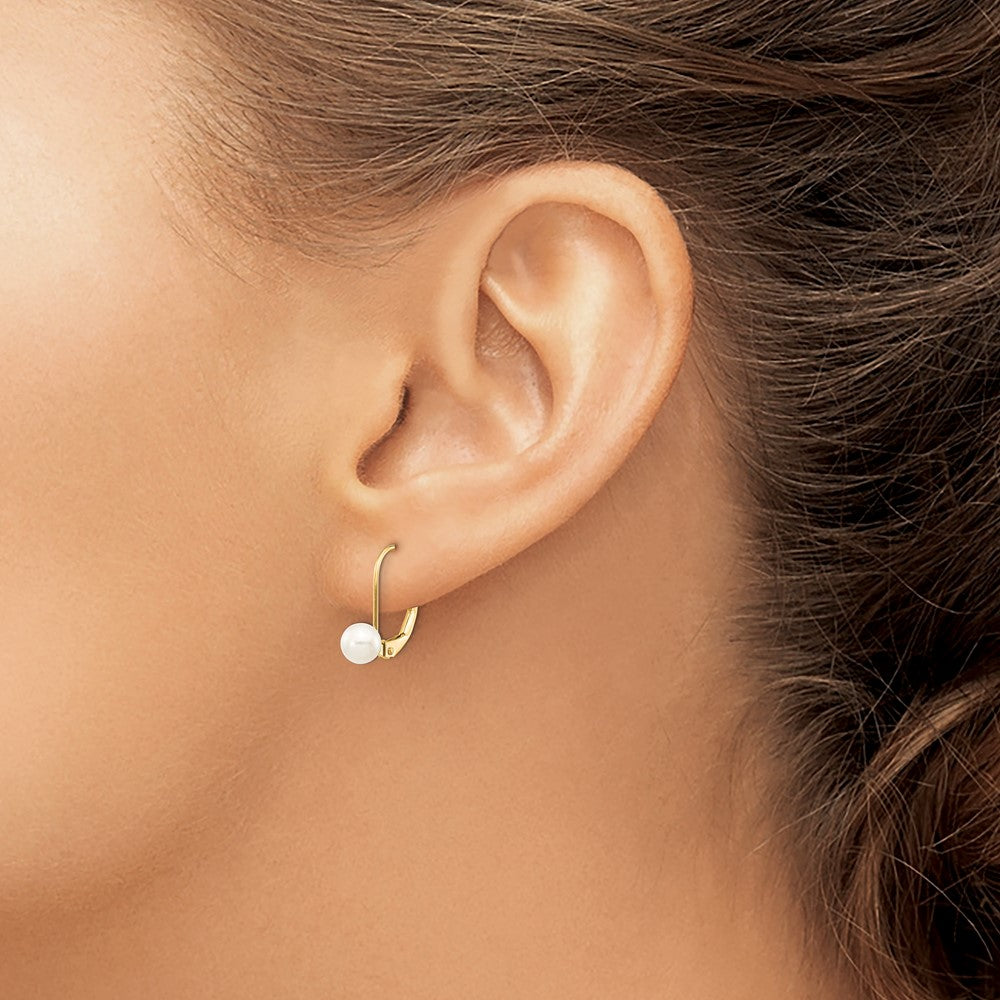 14K Gelbgold Ohrhänger mit weißen runden Süßwasser-Zuchtperlen, 5-6 mm, mit Leverback-Verschluss